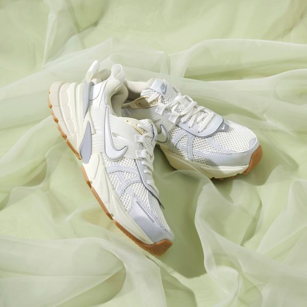 LITTLE UNION TOKYO(リトル ユニオン トウキョウ)のニュース | 【店舗入荷のお知らせ】【NIKE meets LITTLE UNION TOKYO】FD0736-108 ナイキ ウィメンズ V2K RUN
