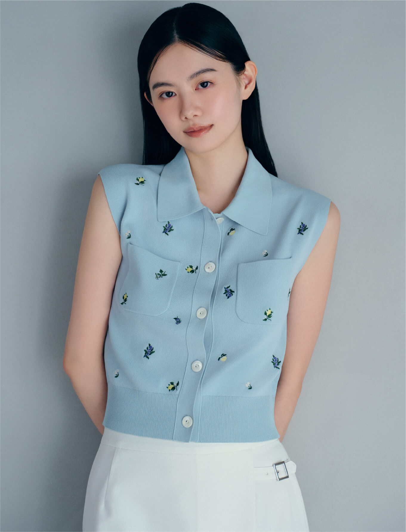 フルーツ刺繍ポロカラーノースリニットジレ着用コーディネート画像