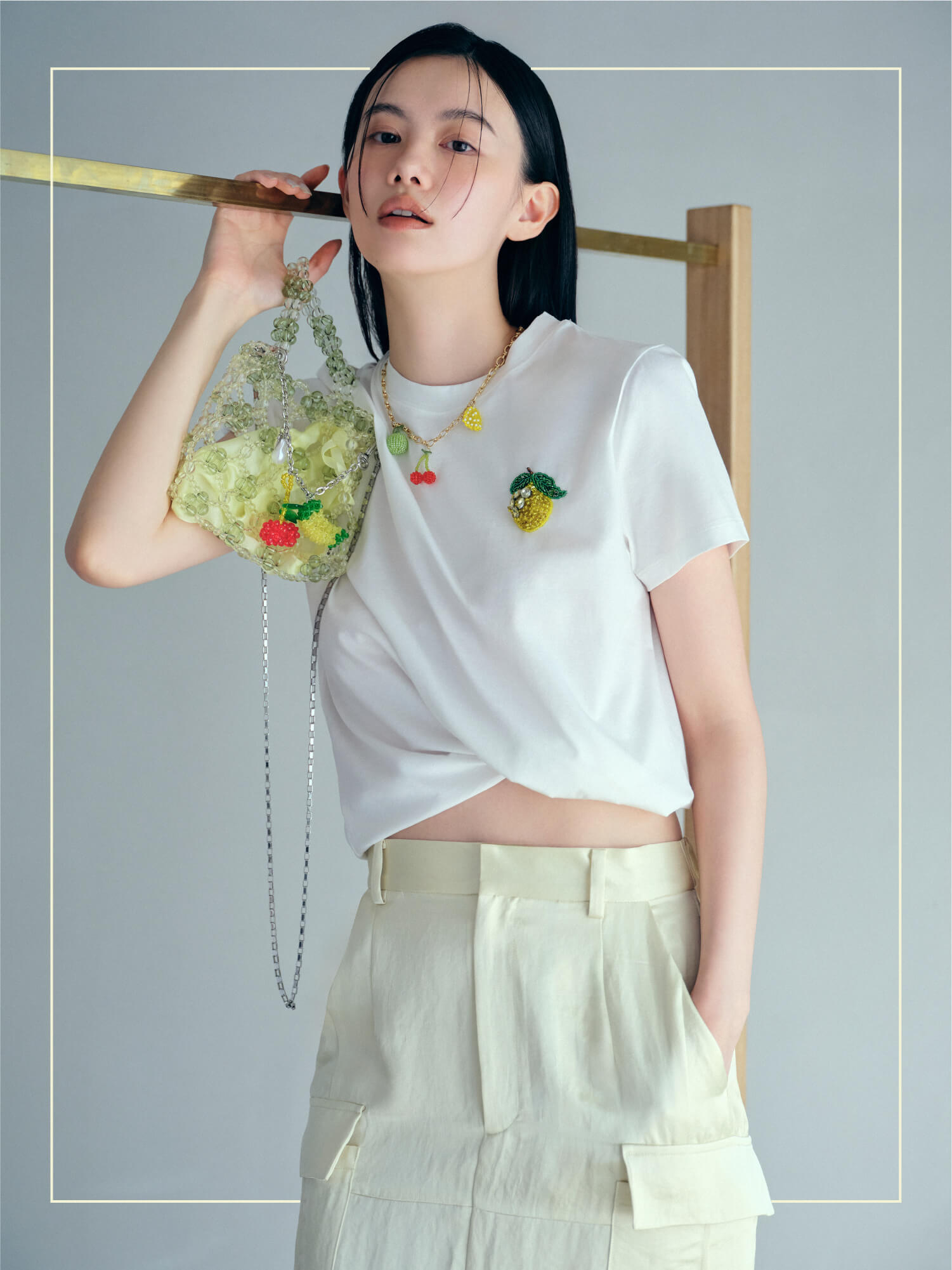 フルーツビジューエンブロイダリーTシャツ着用コーディネート画像